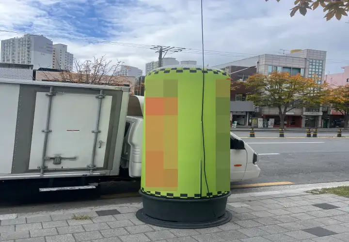 가게-식당-앞-풍선-인형-간판이-세워져-있는-모습
