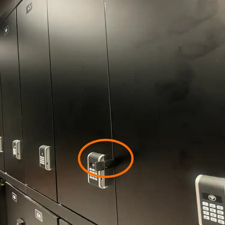 자꾸-까먹을때-대처법으로-헬스장-옷장에서-가방끈을-빼낸-모습