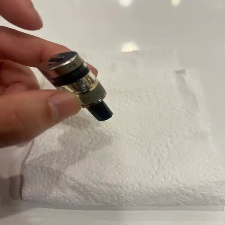 팟을-휴지에-털고있는-모습