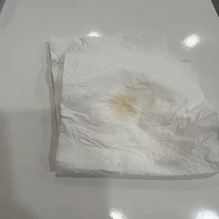 휴지에-액상이-묻은-모습