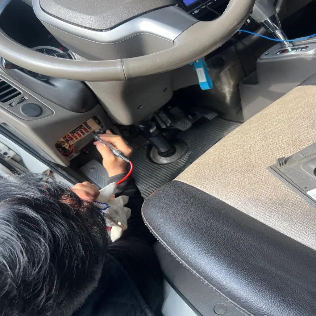 카센터-사장님이-운전석-왼쪽-아래-퓨즈박스를-점검하는-사진