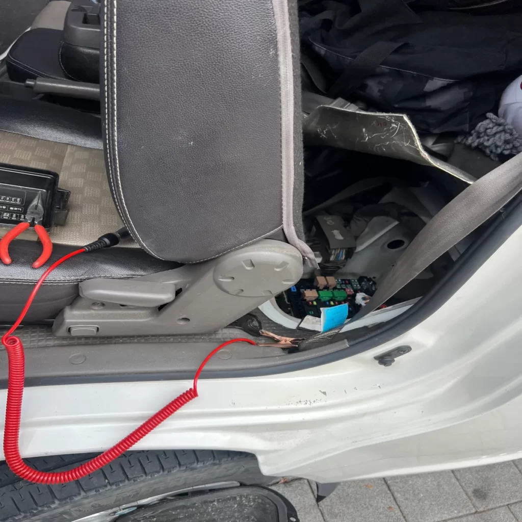 운전석-의자를-앞으로-기울이면-보이는-운전-뒤-퓨즈박스-모습