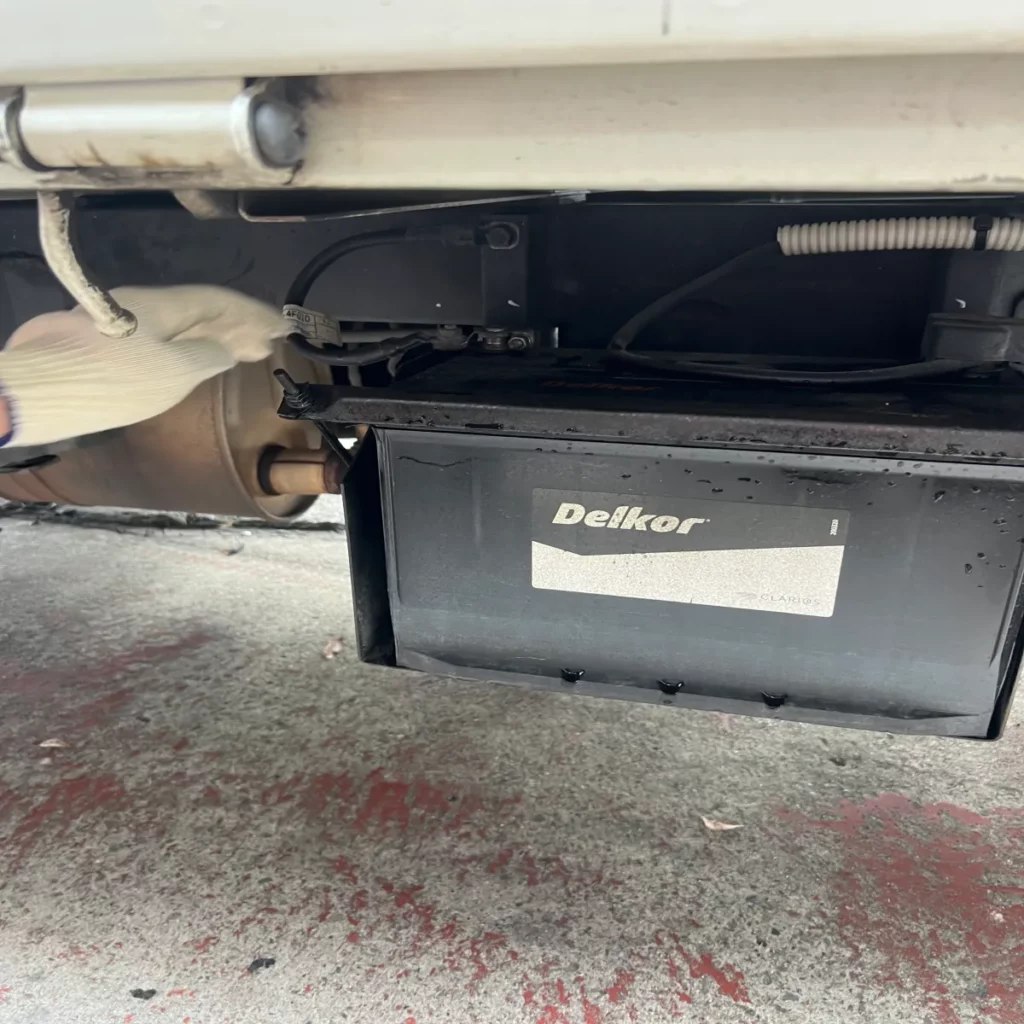 차량-외부-뒤-배터리-모습