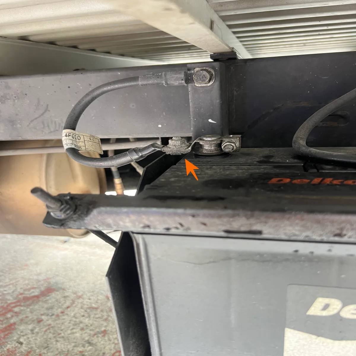 배터리에-연결되어-있는-마이너스-전기-단자-선