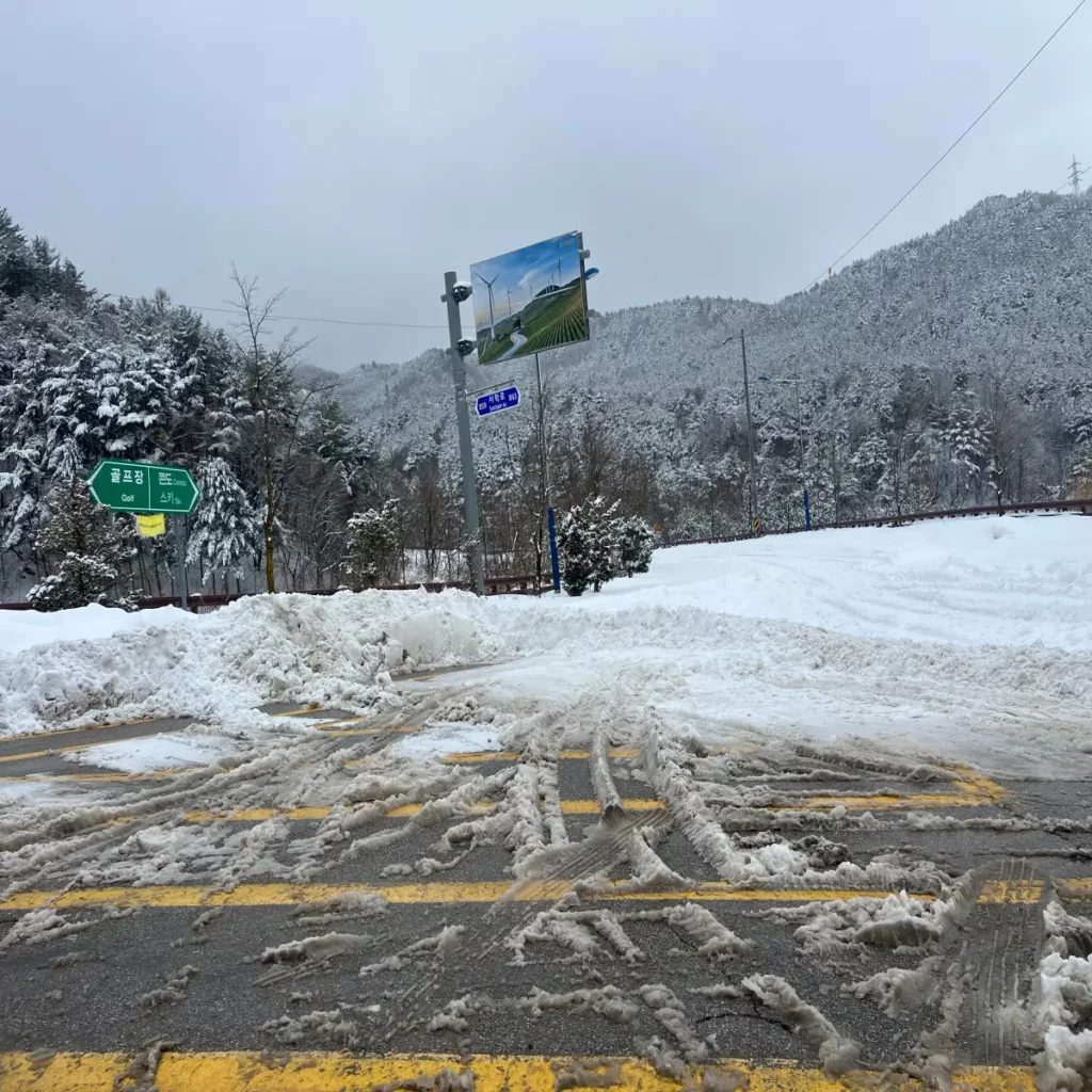 눈이-많이-쌓여서-오투리조트-스키장-가는-길이-막힌-모습