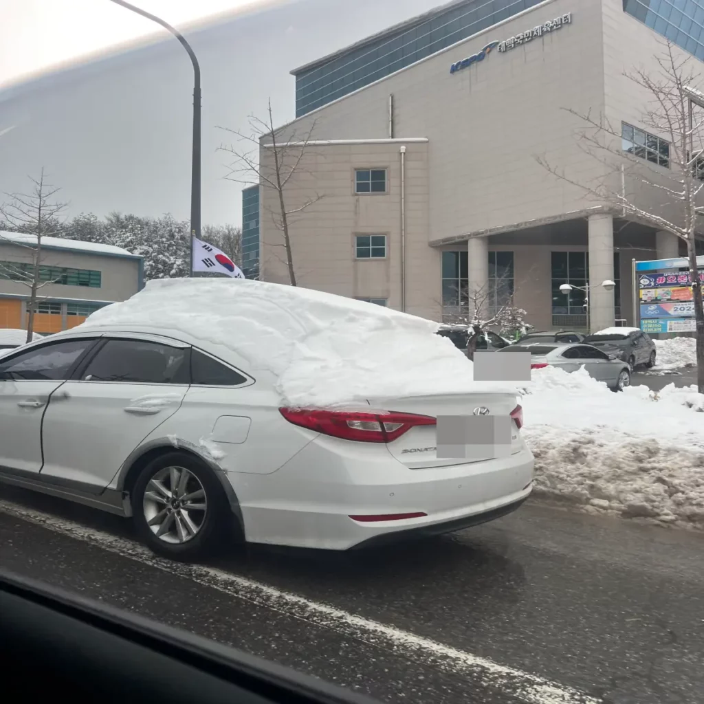 눈이-많이-쌓인채로-움직이는-차량