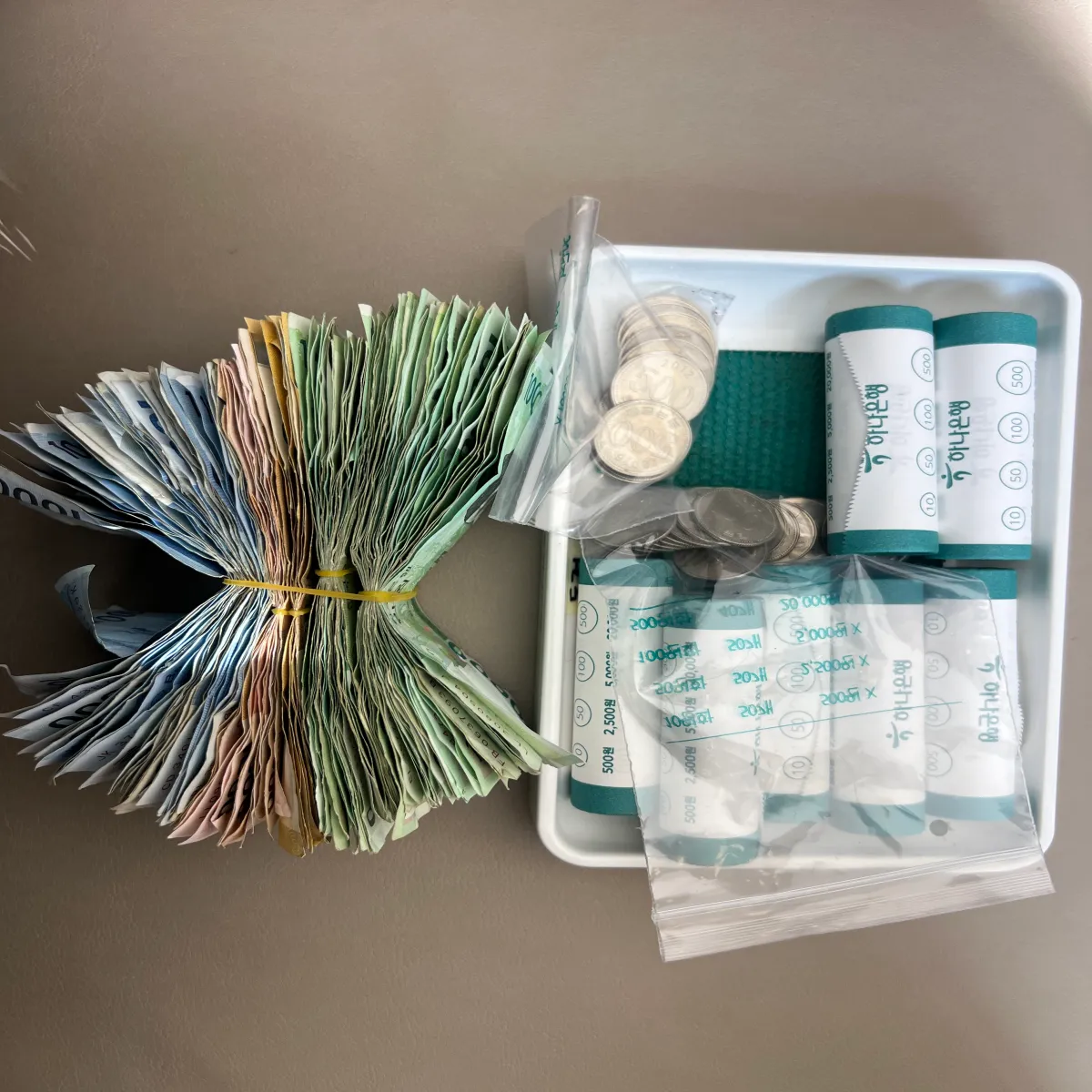 은행에서-찍은-돈-사진