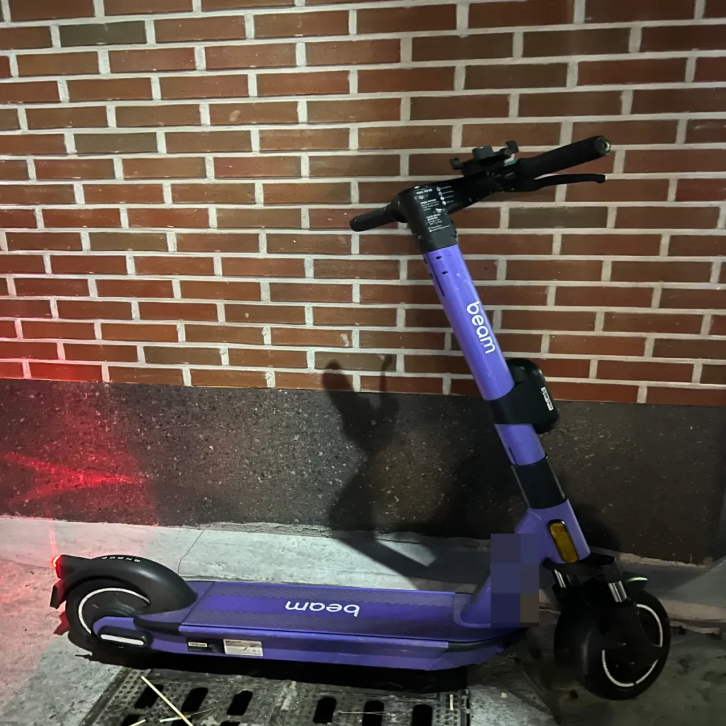 주차된-빔-킥보드-사진