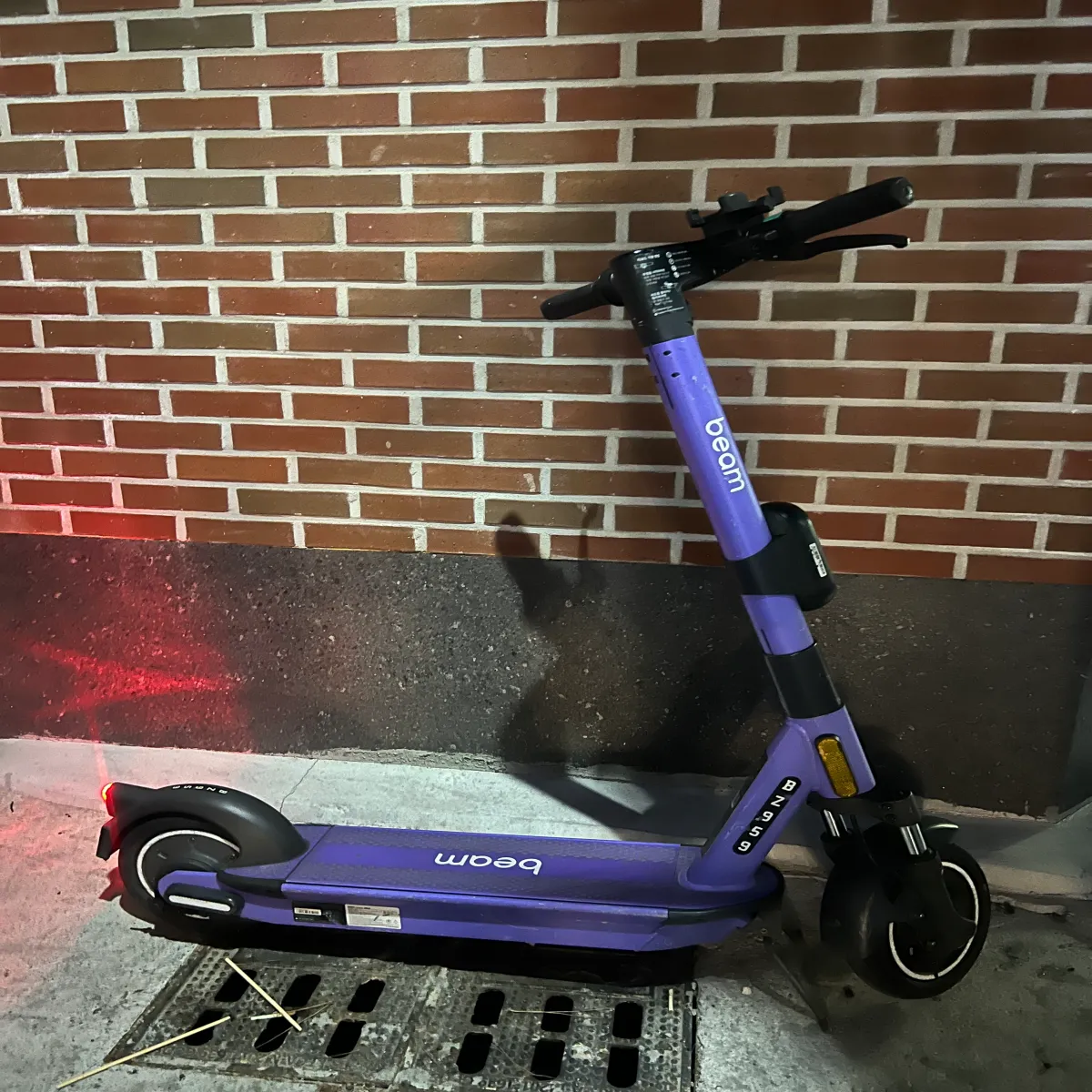 주차-후-세워진-빔-킥보드-사진