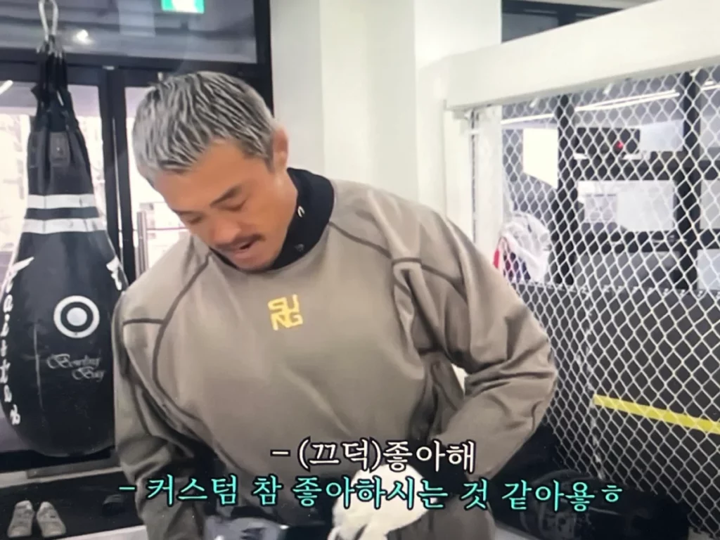 유튜브에서-추성훈이-땀복을-입고-있는-사진