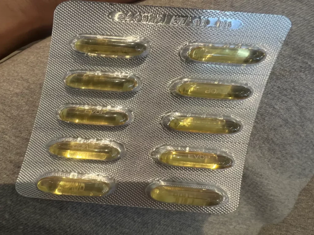 달맞이꽃종자유-캡슐-알약-안에-차있는-기름