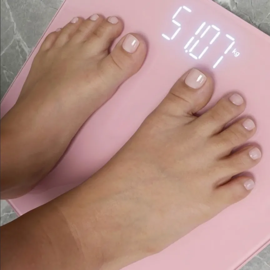 효과를 확인하고 덱카닉정 후기를 작성하기 위해 체중계 위에서 찍은 체중사진